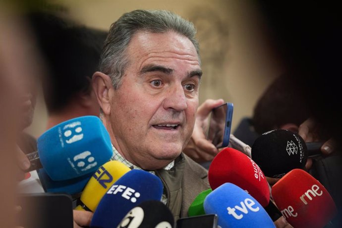 Archivo - El vicepresidente segundo y conseller para la Recuperación Económica y Social, Francisco José Gan Pampols, atiende a los medios de comunicación, en una imagen de archivo