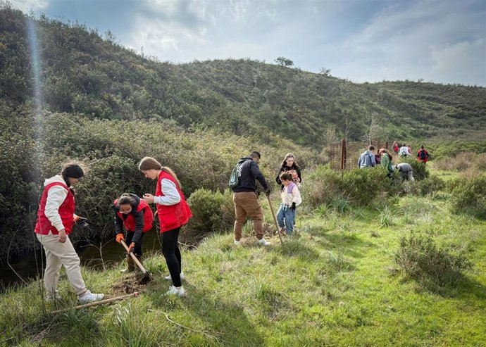 Jornada de reforestación en Valverde del Camino (Huelva), organizad por Burger Kinh y Cruz Roja.