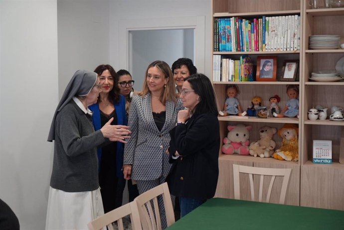 La consejera de Política Social, Familias e Igualdad, Conchita Ruiz, junto con la alcaldesa de Yecla, Remedios Lajara, durante su visita a la casa cuna de Yecla