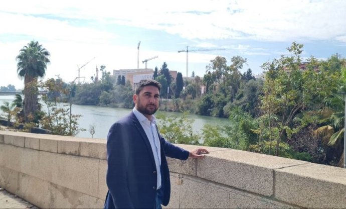 El concejal de IU, con los terrenos de la antigua fábrica de Altadis al fondo.