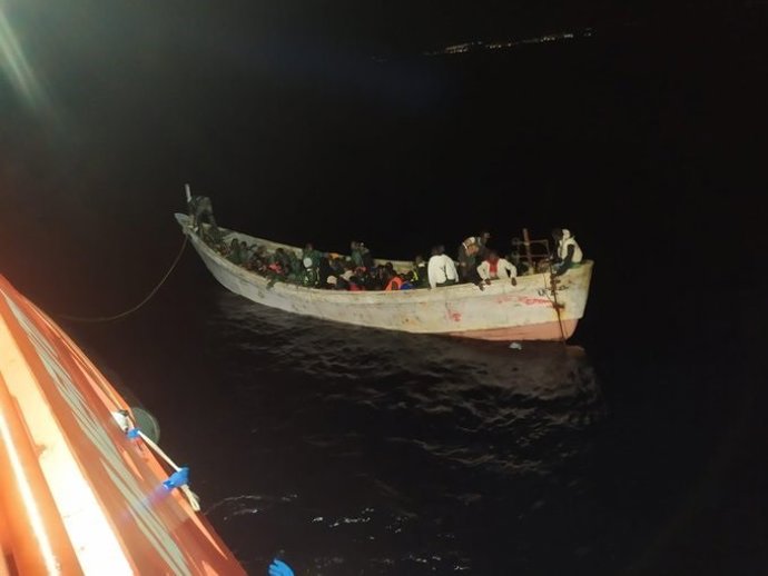 Archivo - Cayuco rescatado por Salvamento Marítimo