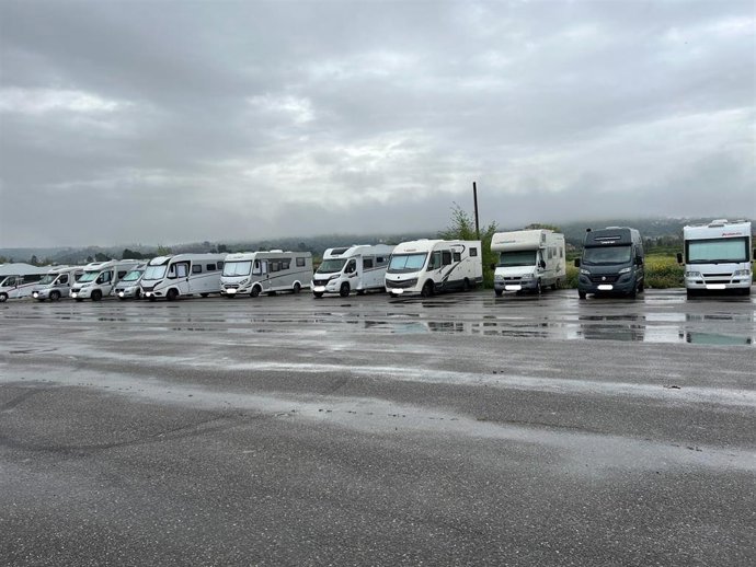 Archivo - Caravanas en el parking de La Peraleda, en Toledo.
