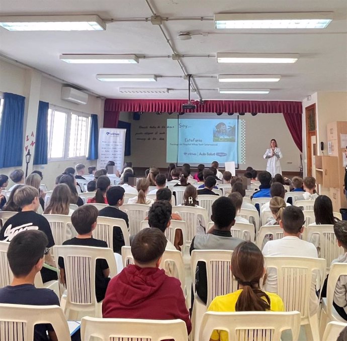 El Hospital Vithas Xanit Internacional da una charla en el Colegio Jacaranda a más de 100 estudiantes para fortalecer su autoestima.