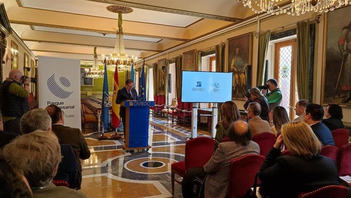 El alcalde de Oviedo, Alfredo Canteli, presenta ante empresarios la nueva imagen del Parque Empresarial Oviedo, en Olloniego.