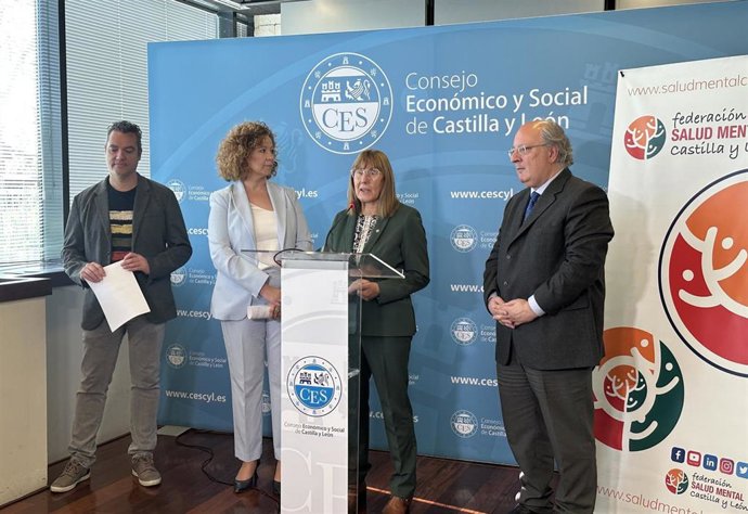 La presidenta y el gerente de la Federación de Salud Mental, Elena Briongos; el gerente de la misma, Ángel Lozano; el presidente del CES, Enrique Cabero, y la directora general de Asistencia Sanitaria y Humanización, Silvia Fernández.