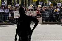 Estudiantes reciben a Mazón en la UPV con gritos de "vergüenza" y "dimisión"