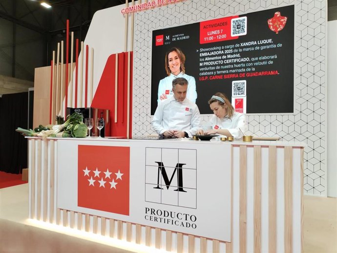 El consejero de Medio Ambiente y Agricultura de la Comunidad de Madrid, Carlos Novillo, participa en el estand madrileño del Salón Gourmets, en una showcooking con la embajadora de los productos madrileños de este año, Xandra Luque.