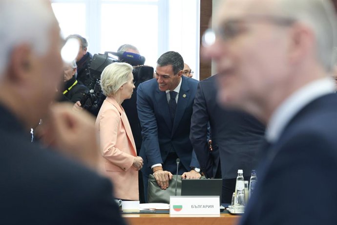 Archivo - Arquivo - A presidente da Comissão Europeia, Ursula von der Leyen, conversa com o primeiro-ministro Pedro Sánchez antes de uma cúpula europeia em Bruxelas.