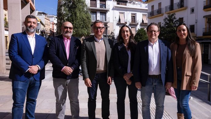 El diputado autonómico Alejandro Hernández y el portavoz de Vox en el Parlamento andaluz, Manuel Gavira, este lunes en Córdoba junto a otros representantes provinciales.