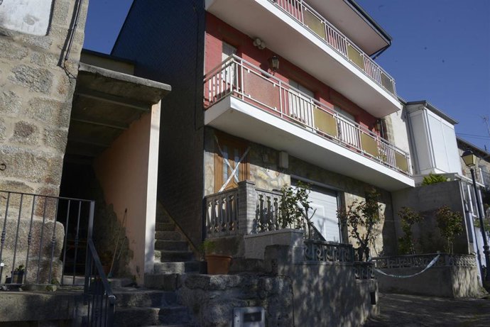 La vivienda donde una mujer de 76 años fue asesinada ayer por su marido, con cintas de la Guardia Civil, a 7 de abril de 2025, en As Hermidas, O Bolo, Ourense, Galicia (España). 