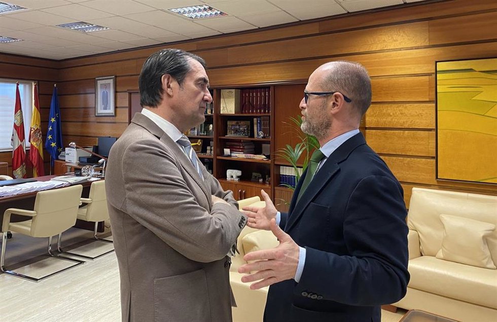 Iberdrola y la Consejería de Medio Ambiente impulsan un nuevo mirador en la presa de Almendra. En la foto, el consejero a la izquierda y el responsable de la compañía a la derecha.