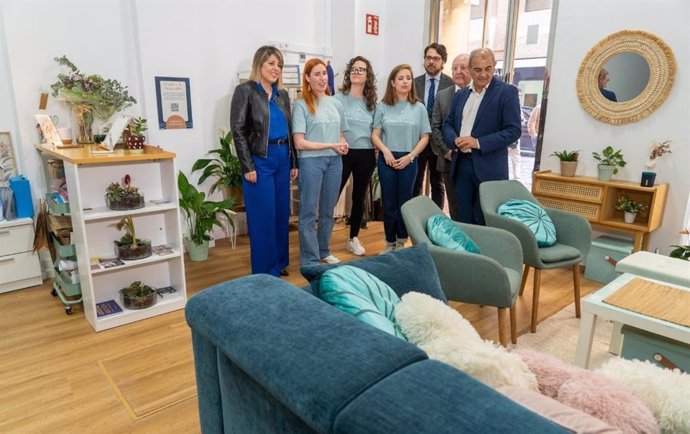 La alcaldesa de Cartagena, Noelia Arroyo, y el presidente de Ucomur, Juan Antonio Pedreño, visitan las instalaciones de Espacio de Pausa, la primera cooperativa constituida en la ciudad bajo con el asesoramiento de la ADLE y Ucomur