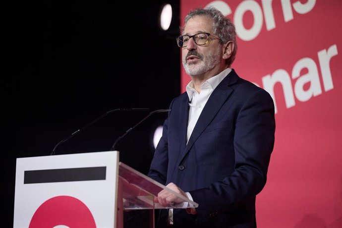 El nuevo coordinador general de Sumar, Carlos Martín, interviene durante la clausura de la Asamblea Estatal de Sumar, en el Teatro Alcázar, a 30 de marzo de 2025, en Madrid (España). 