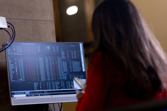 Un panel del IBEX 35 en el Palacio de la Bolsa de Madrid, a 4 de abril de 2025, en Madrid (España). El Ibex 35 caía un 5,8% en el tramo medio de negociación, lo que le llevaba a situarse en los 12.