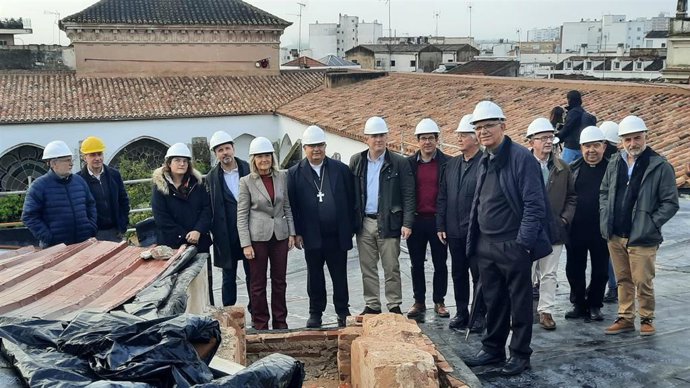 Visita de autoridades a las obras en las cubiertas de la Catedral de Badajoz.