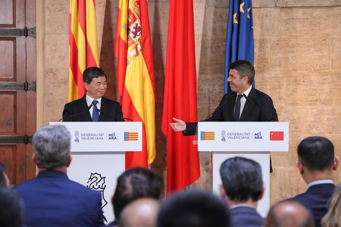 El presidente del Congreso Popular Provincial de Fujian, Zhou Zuyi, y el 'president' de la Generalitat, Carlos Mazón, tras la firma de acuerdos comerciales