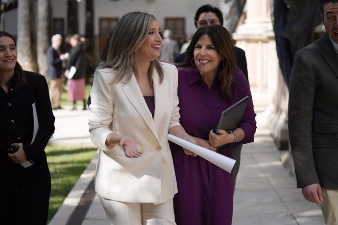 Archivo - La nueva portavoz parlamentaria del PSOE-A, María Márquez (i), junto a la parlamentaria Ángeles Férriz (d), a su llegada a la segunda jornada del pleno del Parlamento andaluz. A 06 de marzo de 2025. (Foto de archivo).