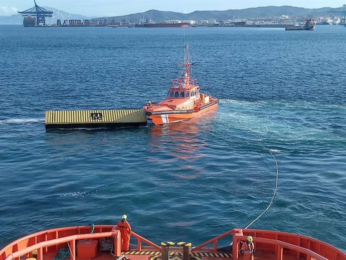 Hallan en la costa de Cádiz neveras y un contenedor del buque que se refugió en Vigo tras un corrimiento de carga.
