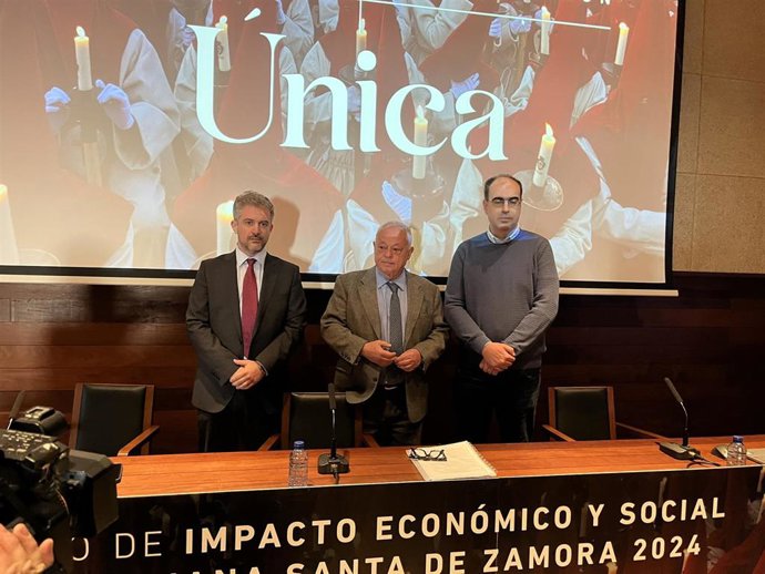 El presidente de la Junta pro Semana Santa, Israel López; el consejero de Cultura, Gonzalo Santonja; y uno de los redactores del estudio, Fernando Cabañeros