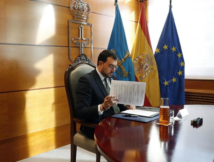 El presidente del Principado de Asturias, Adrián Barbón, preside la reunión del Consejo de Gobierno.