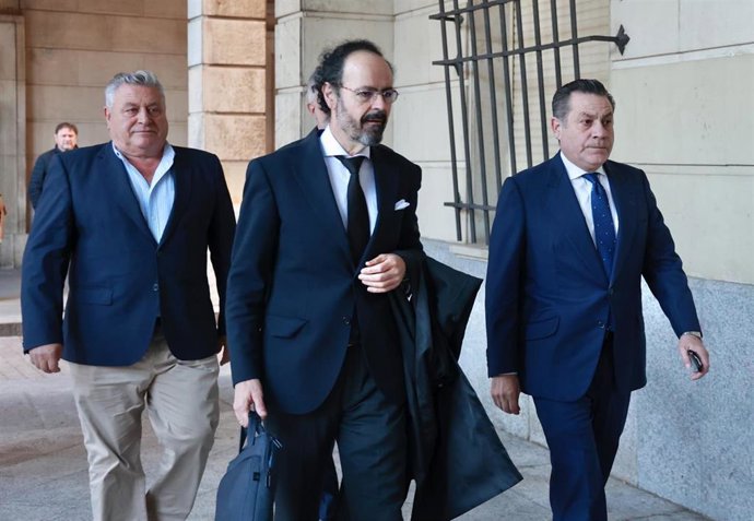 Los hermanos López Magdaleno junto a su abogado, a su llegada a la Audiencia de Sevlla para la nueva sesión del juicio