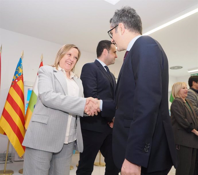 Archivo - El ministro de Justicia, Félix Bolaños, saluda a la consejera de Justicia de Cantabria, Isabel Urrutia