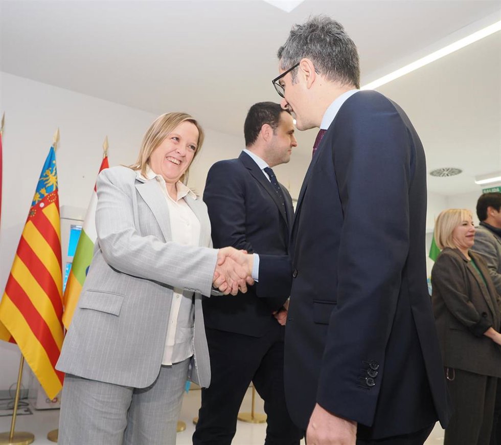 Archivo - El ministro de Justicia, Félix Bolaños, saluda a la consejera de Justicia de Cantabria, Isabel Urrutia