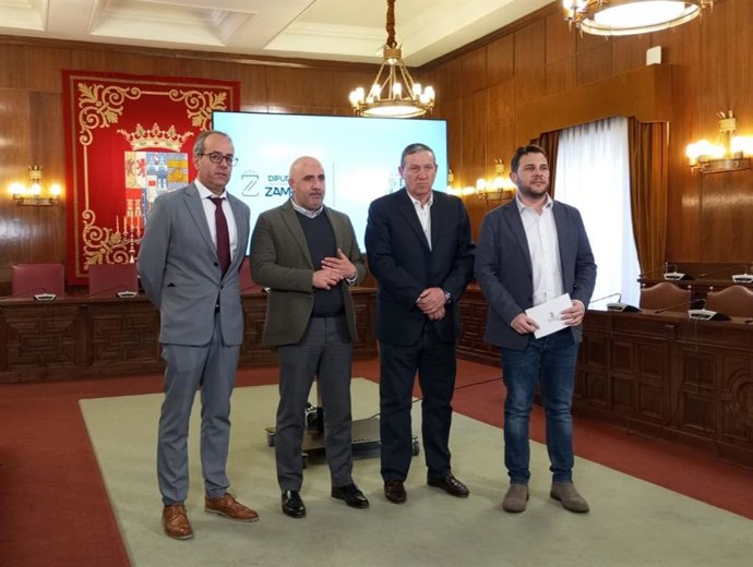 De izquierda a derecha, el representante del Obispado, Juan Carlos López; el secretario general de la Fundación, José Enrique Martín; el presidente de la Diputación, Javier Faúndez; el vicepresidente de la institución provincial, Víctor López de la Parte.