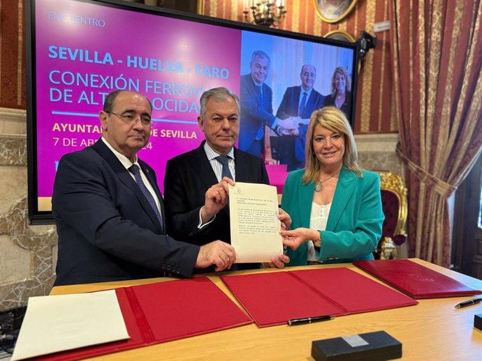 La alcaldesa de Huelva, Pilar Miranda, junto a los alcaldes de Sevilla y Faro, José Luis Sanz y Rogerio Bacalhau (izquierda).,