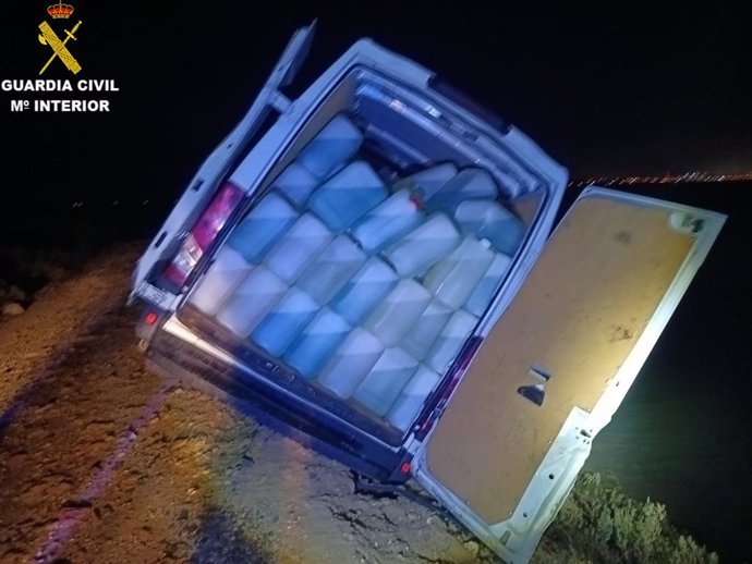 Furgoneta cargada con petacas de gasolina para narcolanchas