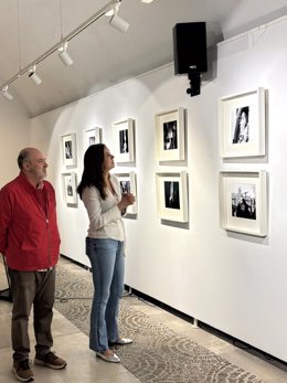El fotógrafo Chema Concellón y la concejala de Turismo Blanca Jiménez en la inauguración de la exposición 'Espacios sagrados'