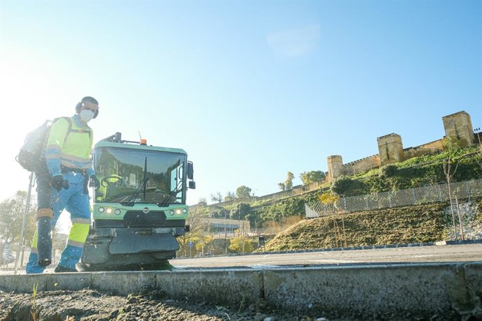 Tareas de limpieza por parte de la empresa municipal AIRA Gestión de Alcalá.