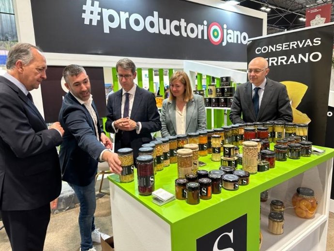 El presidente del Gobierno de La Rioja, Gonzalo Capellán, junto a la consejera de Agricultura, Ganadería, Mundo Rural y Medio Ambiente, Noemí Manzanos, participa en la inauguración de la 38ª edición del Salón Gourmets y visita a las empresas riojanas