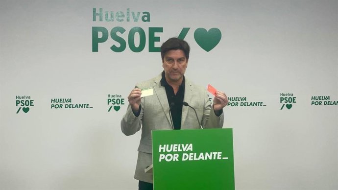 El portavoz del PSOE de Huelva y parlamentario andaluz, Enrique Gaviño, este lunes en rueda de prensa.