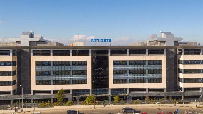 Archivo - Arquivo - A placa com a NTT Data, a nova marca da Everis, já está instalada em seu prédio de escritórios em Madri.