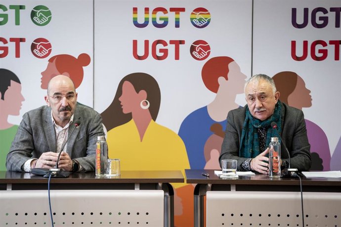 Archivo - El vicesecretario general de Política Sindical de UGT, Fernando Luján (i), y el secretario general de UGT, Pepe Álvarez (d). 