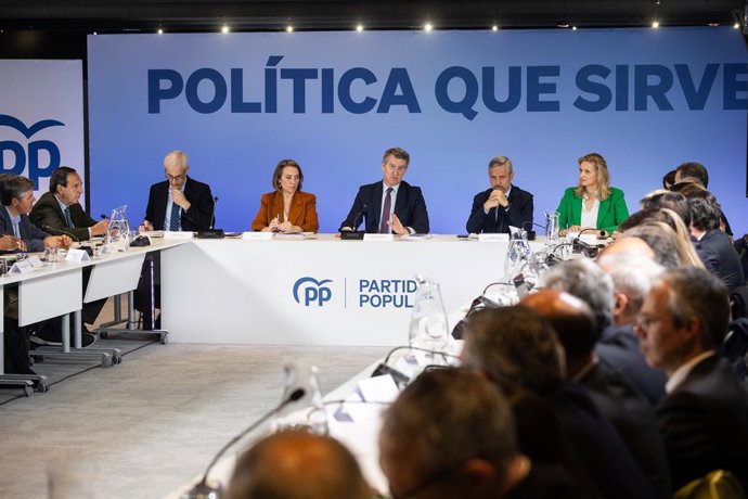 O secretário-geral do PP, Cuca Gamarra, o presidente do PP, Alberto Núñez Feijóo, Juan Bravo e Paloma Martín, durante uma reunião com associações e representantes das organizações mais afetadas pelas tarifas de Trump.