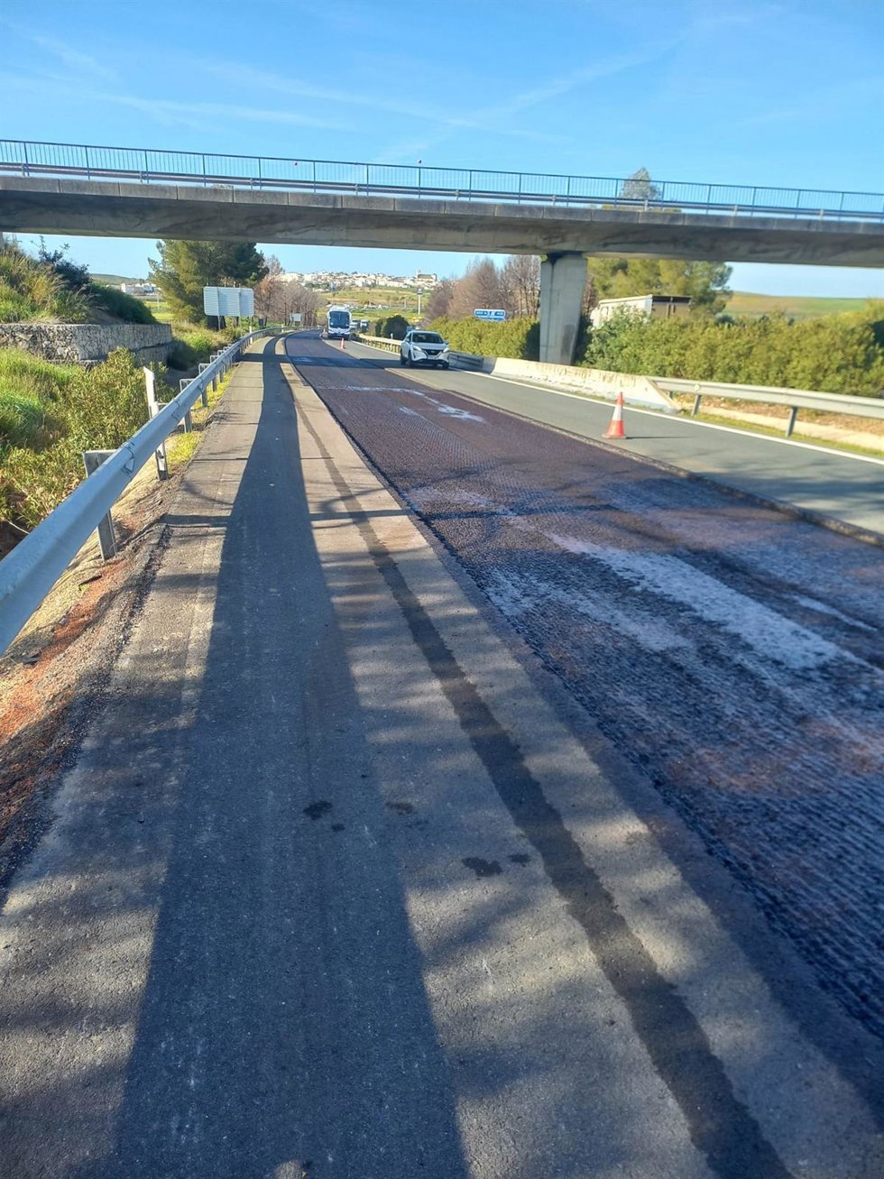 Mejora del firme de la autovía A-4 o del Sur en la provincia de Córdoba, afectada por las intensas lluvias y el paso de varias borrascas.