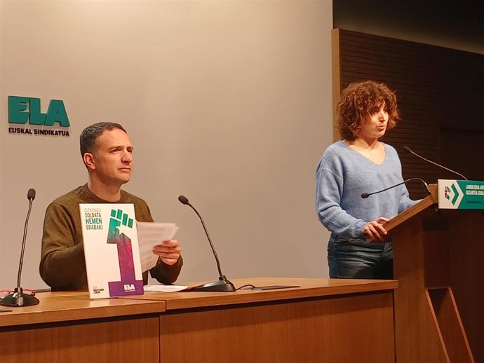 El secretario general de ELA, Mitxel Lakuntza, en la presentación del 1 de Mayo, junto a Ane Zelaia.