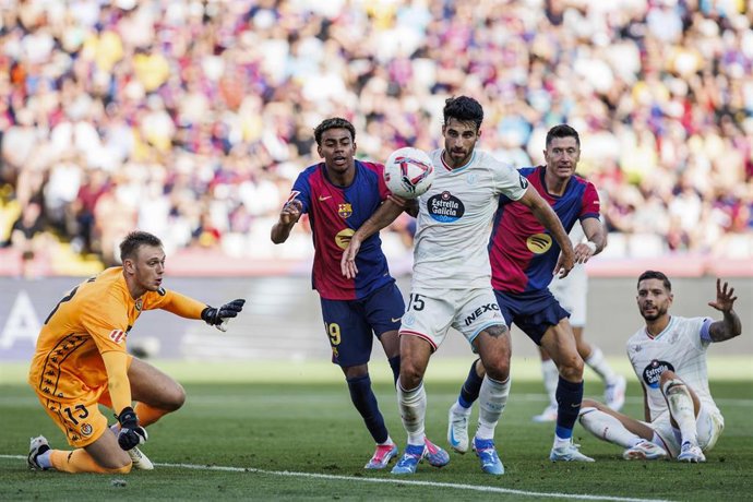 Archivo - Lamine Yamal, Robert Lewandowski y Eray Comert durante el FC Barcelona-Real Valladolid de LaLiga EA Sports 24-25