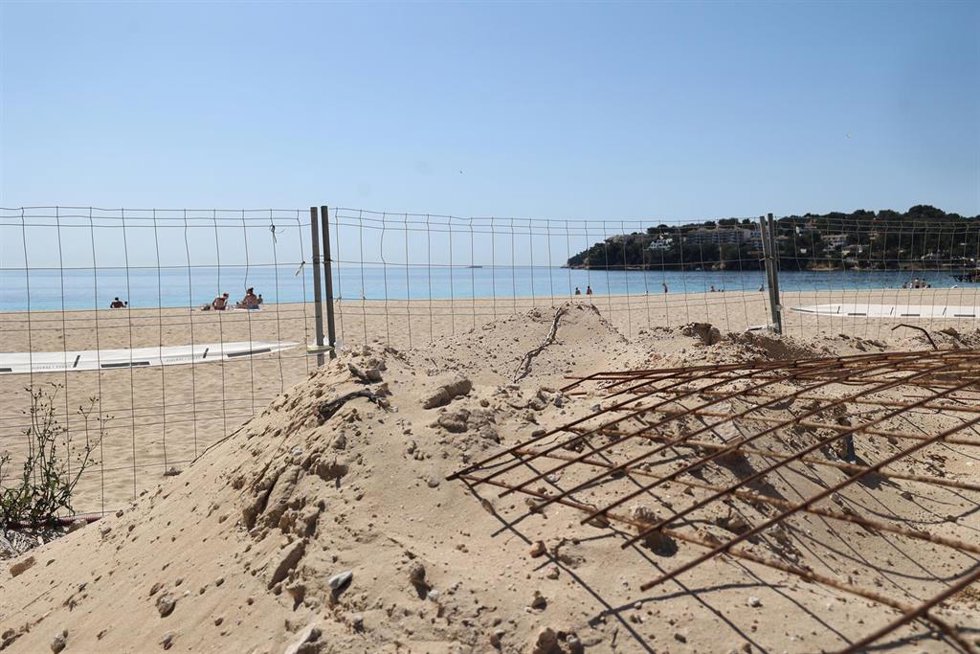 El ministro de Industria y Turismo, Jordi Hereu, visita las obras de mejora realizadas en el Paseo Marítimo de Magaluf, Calvi, Mallorca, Baleares (España).