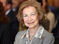 La Reina Sofía reaparece con una sonrisa tras las imágenes de la Princesa Leonor en bikini