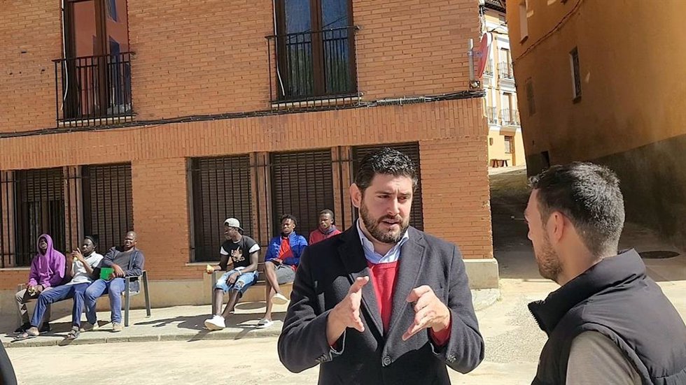 El portavoz de VOX en las Cortes de Aragón, Alejandro Nolasco, en una visita a Burbáguena (Teruel).