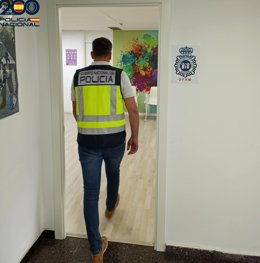 Un agente de la Unidad de Familia y Mujer (UFAM) de la Policía Nacional en dependencias policiales.