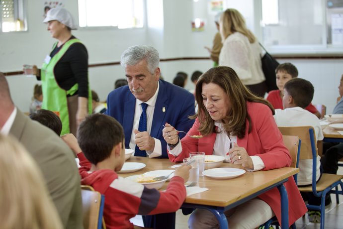 La consejera de Desarrollo Educativo y Formación Profesional, María del Carmen Castillo, y el alcalde de Chipiona, Luis Mario Aparcero, en el comedor del colegio Argonautas en Chipiona.