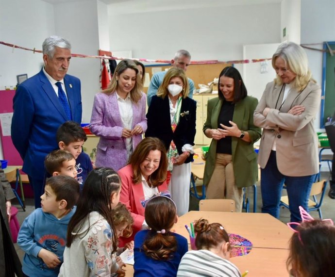 La consejera de Educación con alumnos del colegio Argonautas en Chipiona.