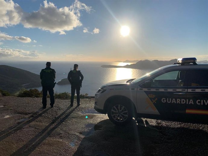 Agentes de la Guardia Civil en la zona de Cala Llombards.