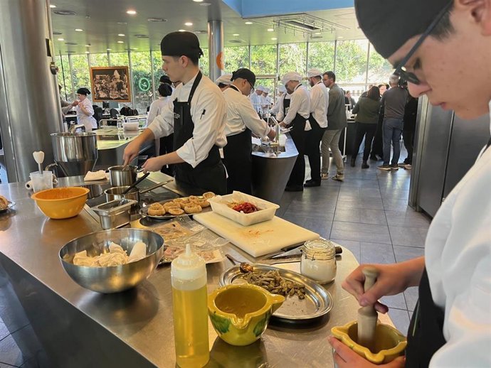 Jóvenes que participan en un hackatón de gastronomía sostenible y catalana