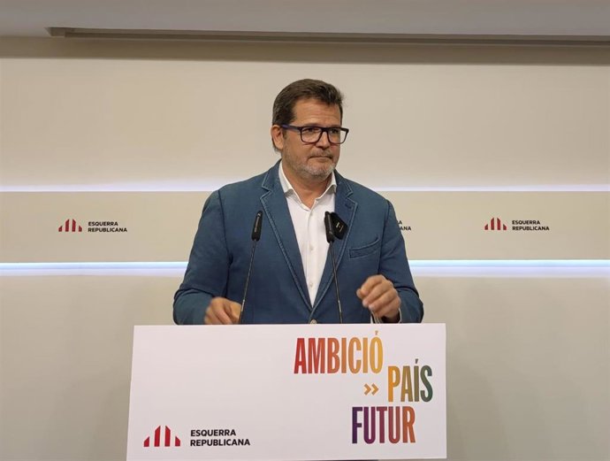 El vicesecretario general de Comunicación de ERC, Isaac Albert, en rueda de prensa.