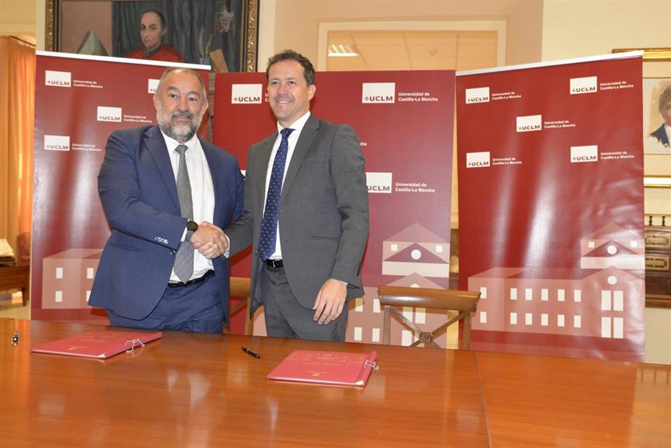 El rector de la UCLM, Julián Garde, y el alcalde de Toledo, Carlos Velázquez.